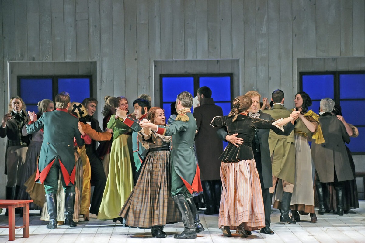 THEATER FUR NIEDERSACHSEN Spielzeit 2012-2013 - Eugen Onegin - Oper von Peter Tschaikowsky Premiere 13-10-2012 Musikalische Leitung: Werner Seitzer, Regie: Hans-Peter Lehmann, Ausstattung: Philippe Miesch, mit: Larina: Christina Baader, Dorothee Schlemm, Tatjana: Antonia Radneva, Olga: Teresa Smolnik, Christina Baader, Filipjewna: Theresa Hoffmann, Eugen Onegin: Timothy Sharp, Albrecht Pöhl, Lenski: Daniel Jenz, Christian Malchow, Triquet: Jam Kristof Schliep, Fuerst Gremin: Levente Gyoergy, Hauptmann: Jesper Mikkelsen, Saretzki: Piet Bruninx, Statisterie, Opernchor, Orchester Foto Andreas Hartmann, Luisenstrasse 13, 31141 Hildesheim - fotoaha@aol.com